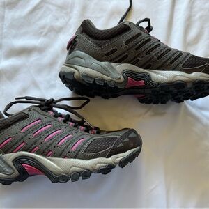 Low ankle hiking boots